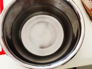 15、土豆焖猫耳朵,准备2盆冷水