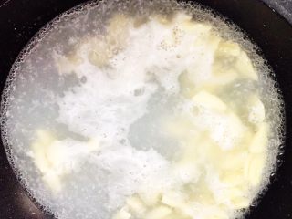 16、土豆焖猫耳朵,水烧开后放入猫耳朵