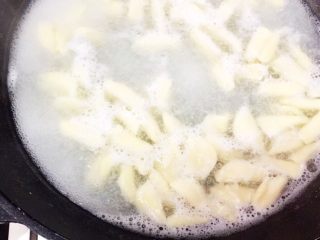 17、土豆焖猫耳朵,不需盖锅盖，大火煮5分钟，猫耳朵都飘上来了，已经熟了