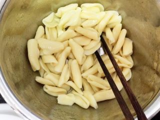 18、土豆焖猫耳朵,过完二次冷水后沥干，倒入5g橄榄油搅拌均匀，防粘，备用