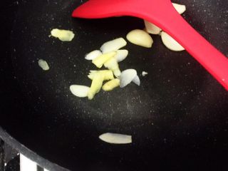 19、土豆焖猫耳朵,中火，锅里放入姜蒜片