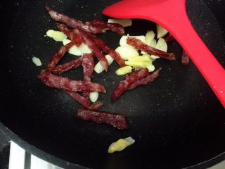 20、土豆焖猫耳朵,放入腊肠，腊肠受热会出油，用腊肠油爆香姜蒜