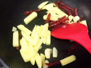 21、土豆焖猫耳朵,放入土豆