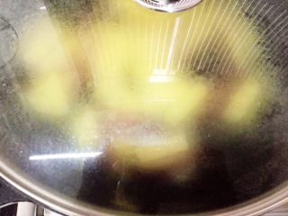 22、土豆焖猫耳朵,放入50g水，中小火，盖上锅盖焖煮5分钟