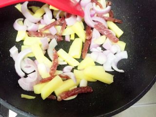 23、土豆焖猫耳朵,5分钟后倒入洋葱
