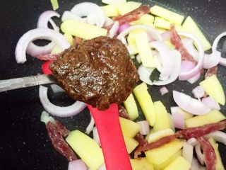 24、土豆焖猫耳朵,加入一大勺豆瓣酱