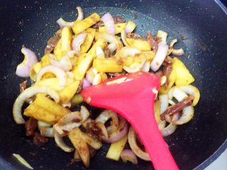 25、土豆焖猫耳朵,翻炒均匀