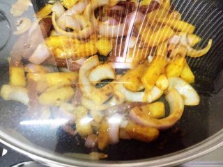 26、土豆焖猫耳朵,盖上锅盖焖煮2分钟