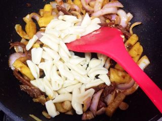 27、土豆焖猫耳朵,倒入猫耳朵