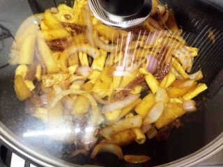 28、土豆焖猫耳朵,翻炒均匀盖上锅盖焖煮2分钟