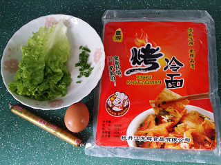 1、烤冷面,备好食材