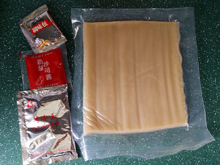 2、烤冷面,拆开冷面包装，调料、酱料全配齐的