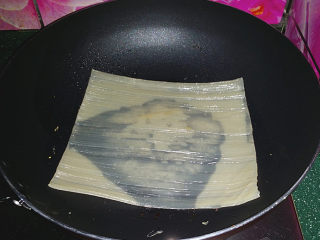 3、烤冷面,不粘锅烧热、滴少许食用油、放入一片冷面