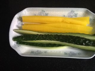 2、寿司,萝卜，黄瓜分别切条