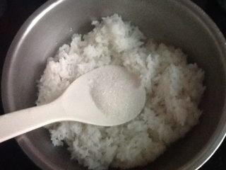 3、寿司,米饭趁热加入少量糖，盐