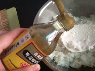 4、寿司,冷却后在加入寿司醋，拌匀