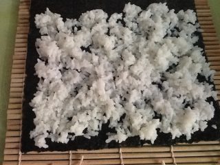 6、寿司,铺上海苔，米饭