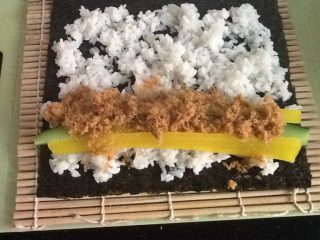 7、寿司,放萝卜条，黄瓜条，肉松