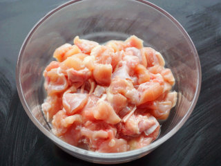 1、宫保鸡丁,将去骨的鸡腿肉去皮切成小丁