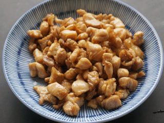 3、宫保鸡丁,将捞出的鸡丁沥干油