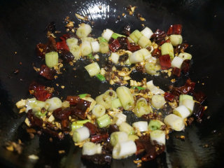 5、宫保鸡丁,然后下葱白快速翻炒