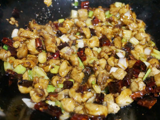 6、宫保鸡丁,翻炒均与后将调好的碗汁倒入锅中快速拌匀