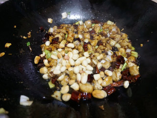 7、宫保鸡丁,临出锅前关火,加熟花生,增加酥香的口感