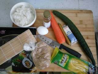 1、简单寿司,材料都准备好，这次没放萝卜条，喜欢的可以放