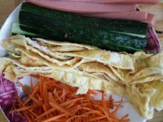 2、简单寿司,黄瓜，火腿肠切条，鸡蛋做鸡蛋饼后切条，胡萝卜切丝