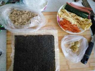 3、简单寿司,东西准备好拉