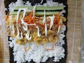 5、简单寿司,放上沙拉酱