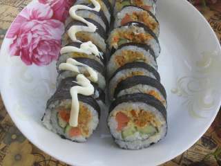 6、简单寿司,卷起来，用刀切好