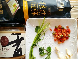 1、一碗热干面,准备食材。