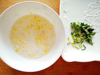 2、一碗热干面,蒜切末，放入碗中，倒进凉开水，泡成蒜水，香菜洗净切小段。（喜欢香葱的亲们可以把香菜换成香葱）