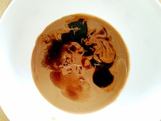 3、一碗热干面,芝麻酱，香油，生抽，老抽，香醋，按3:1:1:1:1比例混合，加入适量鸡精，白糖，胡椒粉（根据个人口味和喜好添加即可）搅拌均匀，如果酱比较粘稠可适量加入凉开水稍微稀释一下。