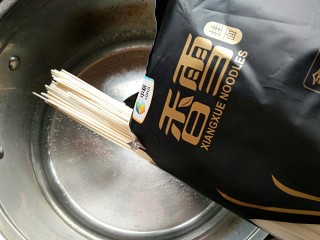 4、一碗热干面,锅中加宽水烧至刚开始起泡时下面。