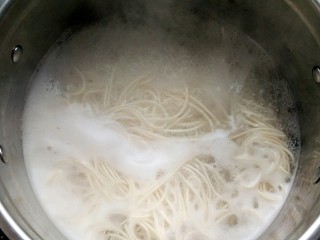 5、一碗热干面,煮3分钟左右，稍微断生即可，不要煮过了，没口感。