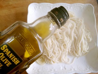 6、一碗热干面,煮好的面沥水捞出，加适量橄榄油拌均匀。