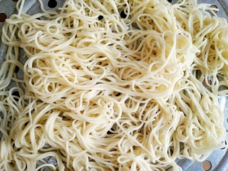 7、一碗热干面,放在篦子上抖散。