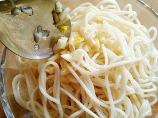 8、一碗热干面,将抖散的面盛入碗中，加适量的蒜水。