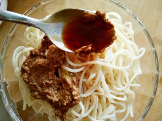 9、一碗热干面,加适量生抽（味极鲜酱油），和少许老抽，适量香醋和调好的芝麻酱。