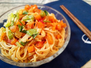 12、一碗热干面,喜欢吃辣的亲们加点辣椒油，拌匀，开吃吧！每根面条上都沾满了浓浓的芝麻酱香，入口面条劲道爽滑，酱香诱人！