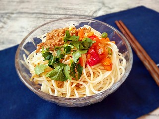 10、一碗热干面,加适量五仁酱丁咸菜，撒上香菜段即可。