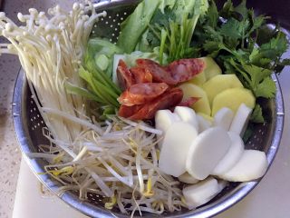 1、麻辣烫,所有的食材清洗备用；