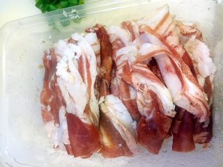 2、麻辣烫,羊肉卷解冻；