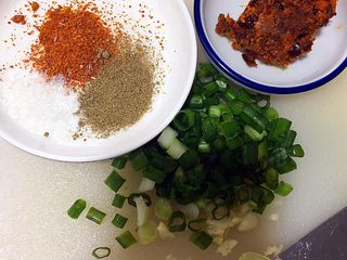 3、麻辣烫,小葱切葱花，蒜瓣剁蒜泥，备少许辣椒粉和花椒粉，一块火锅底料；