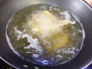 4、麻辣烫,锅里倒入1000ml清水煮开，放入鸡爪，生姜和适量的料酒，小火煮二十分钟；