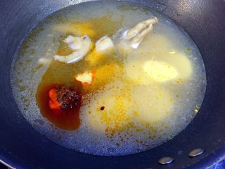 5、麻辣烫,然后放入火锅底料，少许鸡精和适量的盐，辣椒粉、花椒粉，土豆片一起煮三分钟左右，土豆片断生；