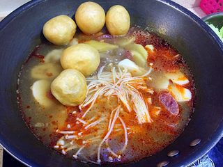 6、麻辣烫,除了豆芽、卷心菜、羊肉卷外，其他的食材一起放入锅里煮2分钟；