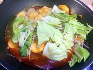 7、麻辣烫,然后放入卷心菜和豆芽稍加煮一分钟左右即可；
